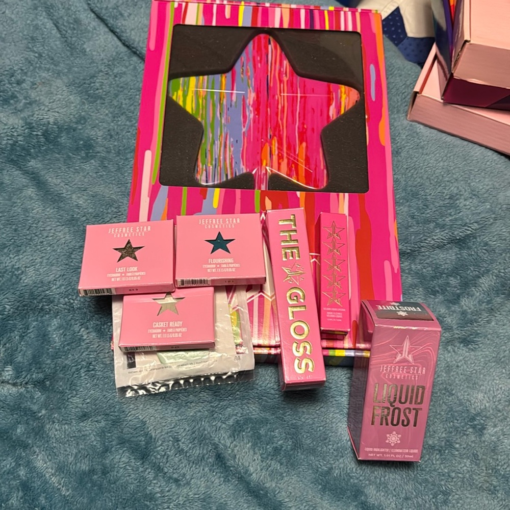 Jeffree star mirror and eyeshadows lip stick  and highlighter